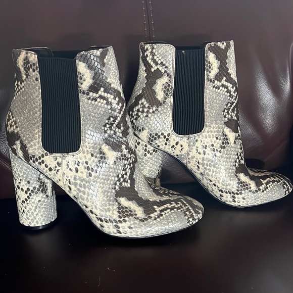 Marciano women’s leather snakeskin print ankle booties size 9M - Picture 3 of 11